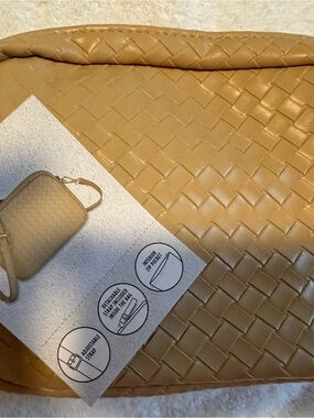 2 crossbody bags